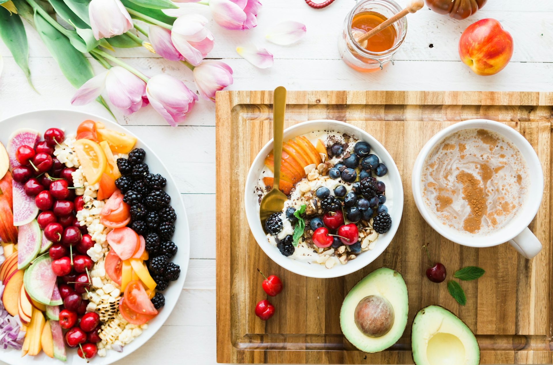 Petit déjeuner complet, équilibré, coloré et gourmand Petit déjeuner complet, coloré, équilibré et gourmand. Le plaisir alimentaire commence par le plaisir visuel